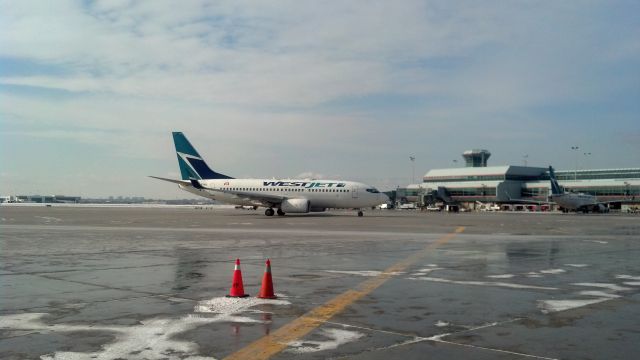 Boeing 737-700 (C-FIWS) - Departure