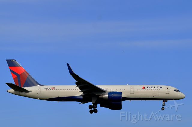 Boeing 757-200 (N536US) - I take a picture on Sep 30, 2015.