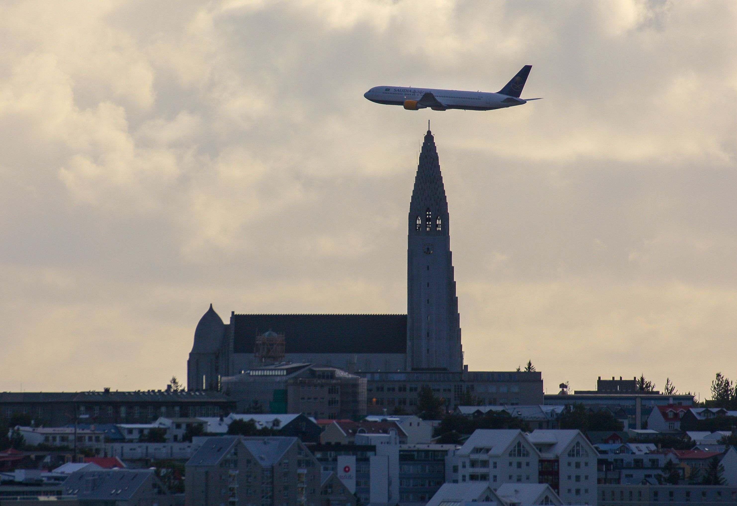Boeing 757-200 (TF-FIK) - Iceland Air over the main City in Iceland - Reykjavík - this shot was taken from the ship AIDADiva at the departure from Iceland 