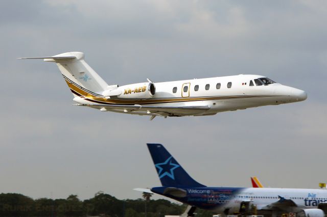 Cessna Citation III (XA-AEB) - Despegando del aeropuerto internacional de Cancún 