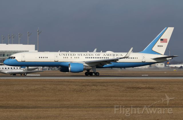 Boeing 757-200 (99-0004)