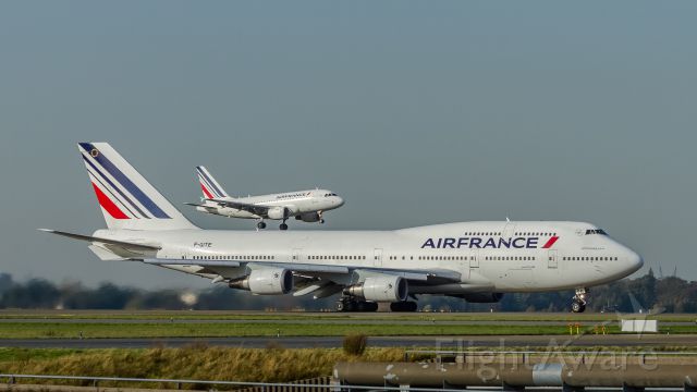 Boeing 747-400 (F-GITE) - optical illusion: the "Air France family" !!! ... A318-111 landing on top of a B747-428 !!!!!