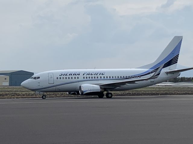 Boeing 737-700 (N708S)
