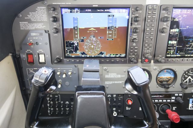 Cessna Skyhawk (N612DF) - Garmin 1000.