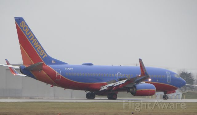 Boeing 737-700 (N215WN) - Southwest arrives from MDW to pick up Notre Dame football fans and take them to Dallas for the bowl game. 