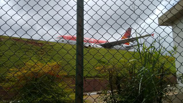 Airbus A318 (PR-ONI) - Belíssimo local para contemplar essas máquinas. O Aeroporto de Congonhas ainda mantém seu charme. <br>Obs: Foto tirada no dia 9 de Dezembro de 2015