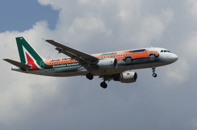 Airbus A320 (EI-DSW) - Alitalia special Jeep Renegade livery ready to land