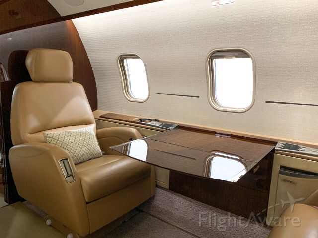 Bombardier Challenger 300 (N517WZ) - Interior Seating Single