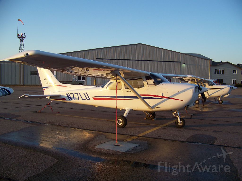 Cessna Skyhawk (N77LU)