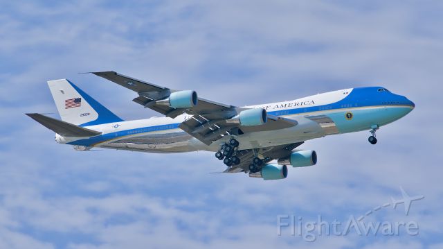 29000 — - Boeing VC-25A with President Trump aboard, Air Force One approaches RWY 5L September 27, 2017.