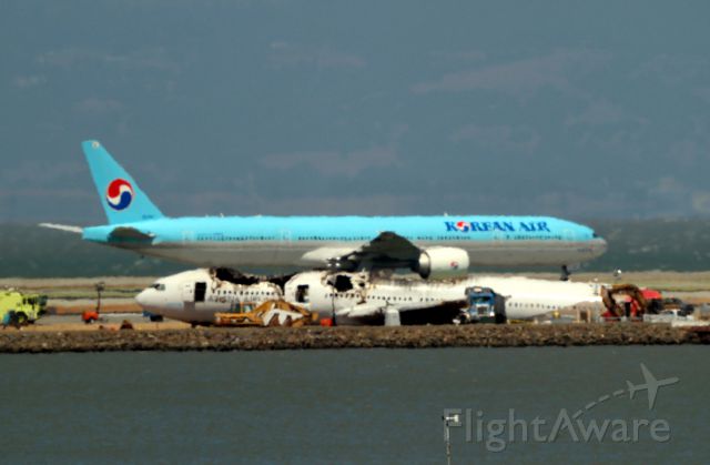 Boeing 777-200 (HL7742) - Asiana Flight 214 July 11, 2013 - NTSB beginning to remove hulk.