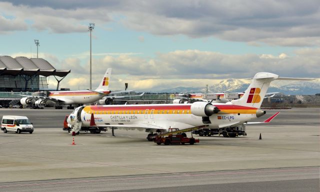 Canadair Regional Jet CRJ-100 (EC-LPG) - Iberia-Air Nostrum Canadair CL-600-2E25 EC-LPG in Madrid 