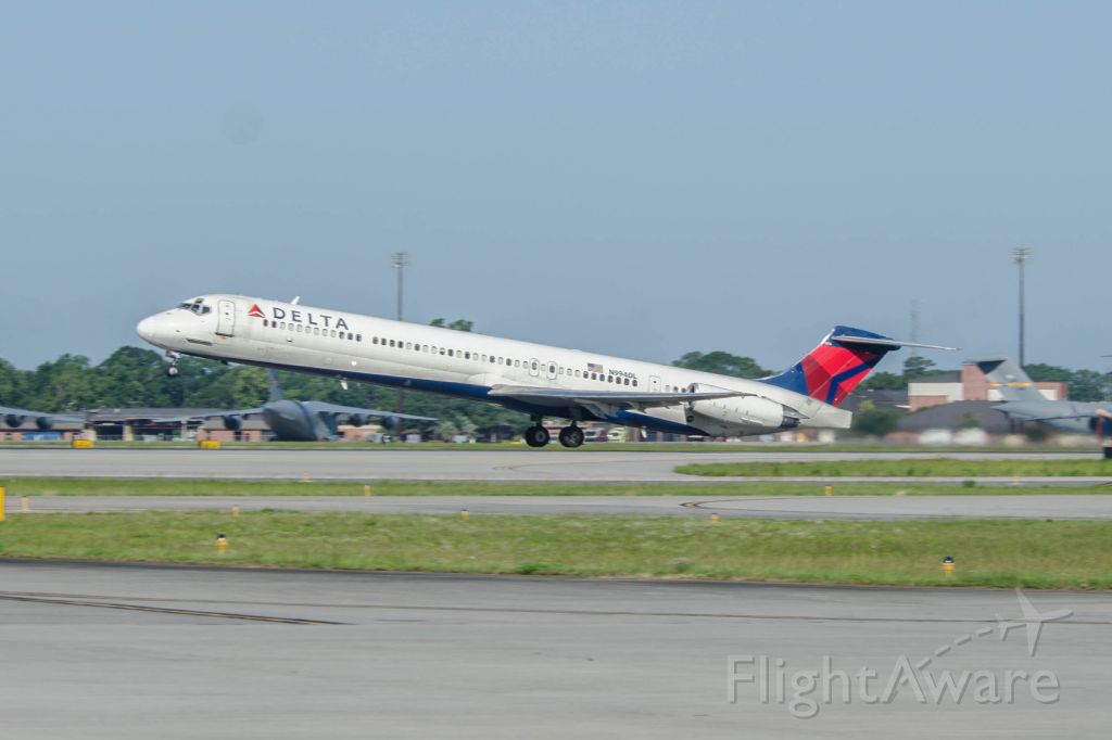 McDonnell Douglas MD-88 (N994DL) - Delta MD-88 Departing KCHS.  I was on the Atlantic Aviation FBO Ramp viewing B-29A Super Fortress "FiFi".