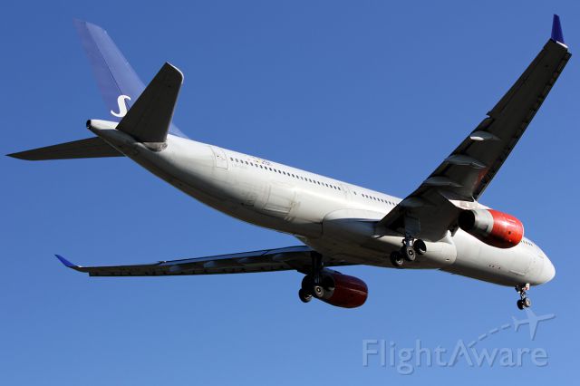 Airbus A330-300 (LN-RKH) - Landing on 19L