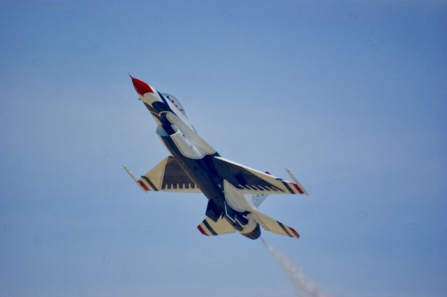 Lockheed F-16 Fighting Falcon — - Air Force Thunderbirds 