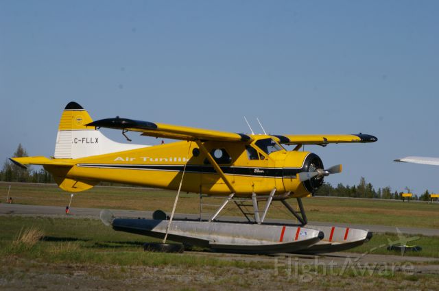 C-FLLX — - Au Hangar Q-60 à CYVO. Ce Beaver était prêt à mettre à l'eau. Mai 2013.