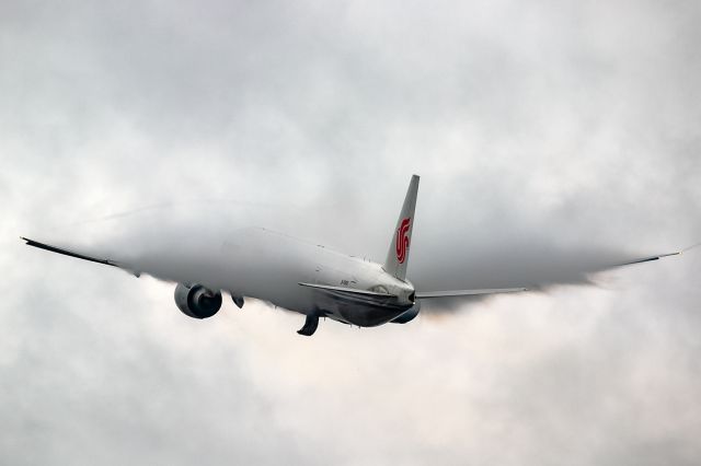 BOEING 777-300 (B-1266) - heavy rain in Frankfurt!