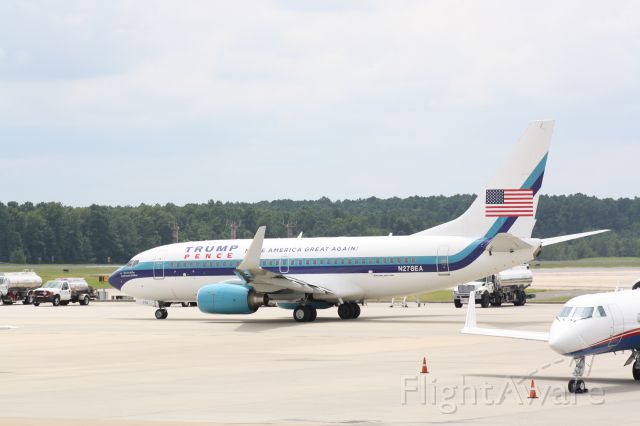 Boeing 737-700 (N278EA) - N278EA taxiing to runway 5R