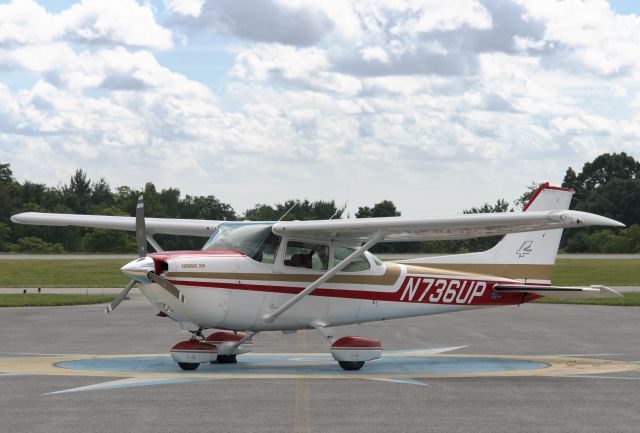 Cessna Skyhawk (N736UP) - N736UP  Cessna  R172K  KDMW  20130623