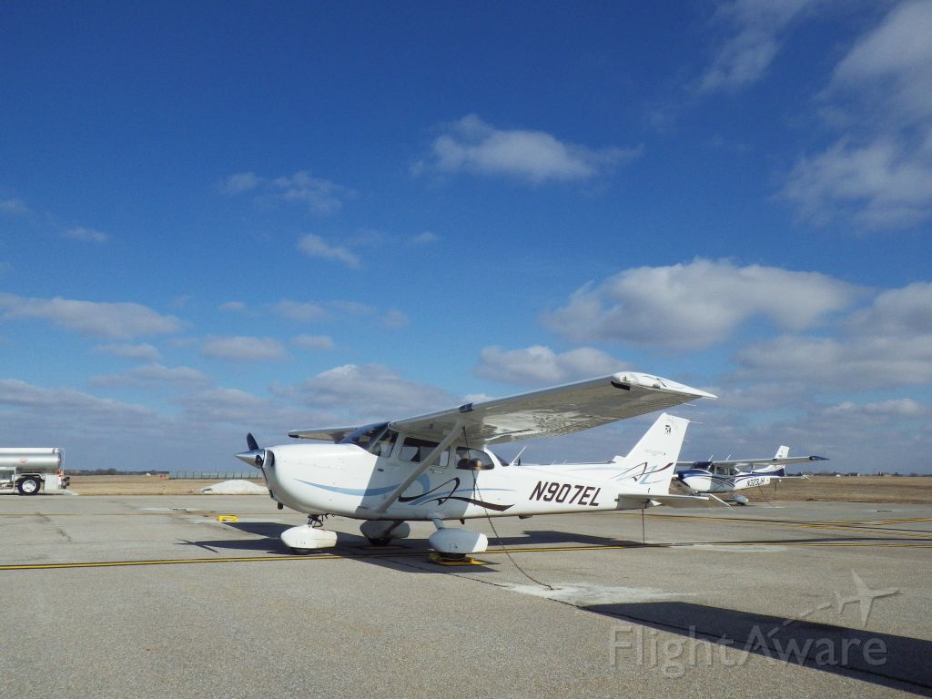 Cessna Skyhawk (N907EL)