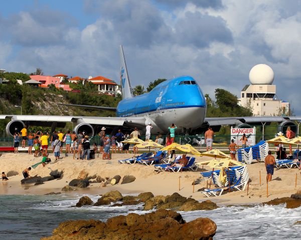 Boeing 747-400 (PH-BFB) - Vue des rochers de Maho Beach.