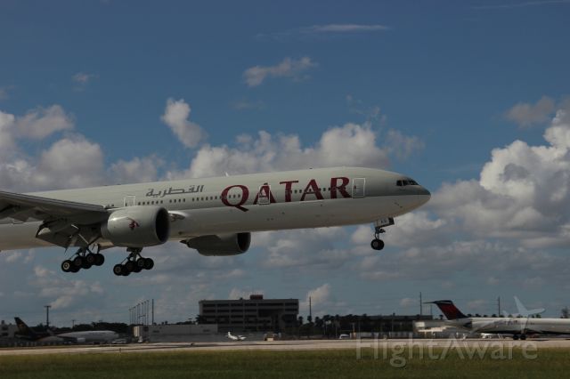 BOEING 777-300ER (A7-BAS) - Landing on Miamis runway 12