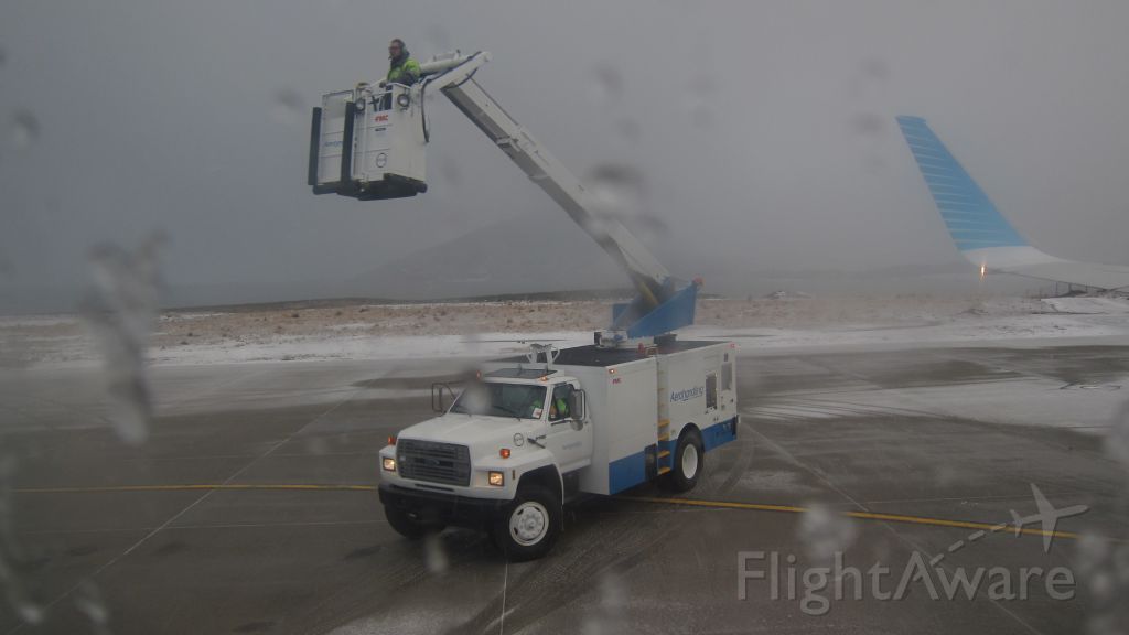 — — - descongelando los plano, previo al despegue /thawing the plane before takeoff