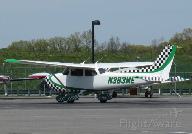 Cessna Skyhawk (N383ME) - A unique but great paintjob!