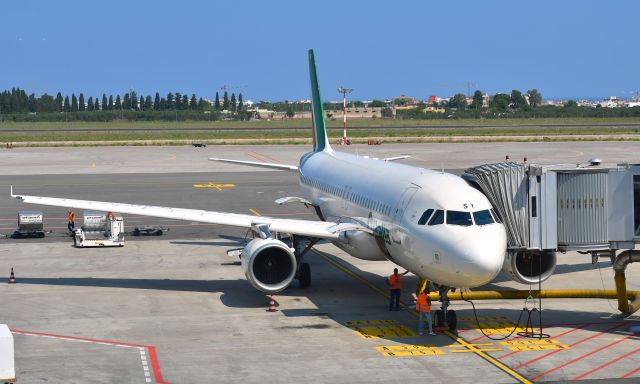 Airbus A320 (EI-DSY) - Alitalia Airbus A320-216 EI-DSY in Bari