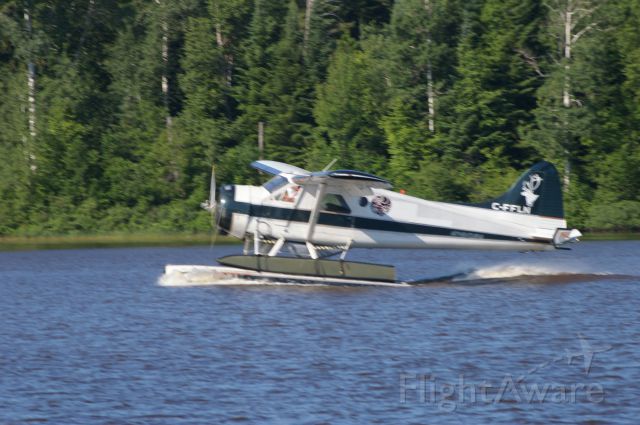 — — - A la rivière Piché lorsque ce Beaver se préparait à décoller samedi le 13 juillet 2013.