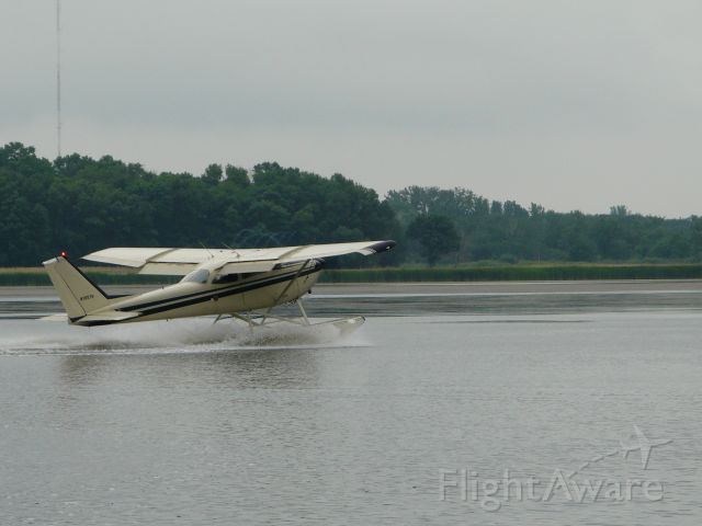 Cessna Skyhawk (N3857R) - Cessna 172 on EDO 2000s