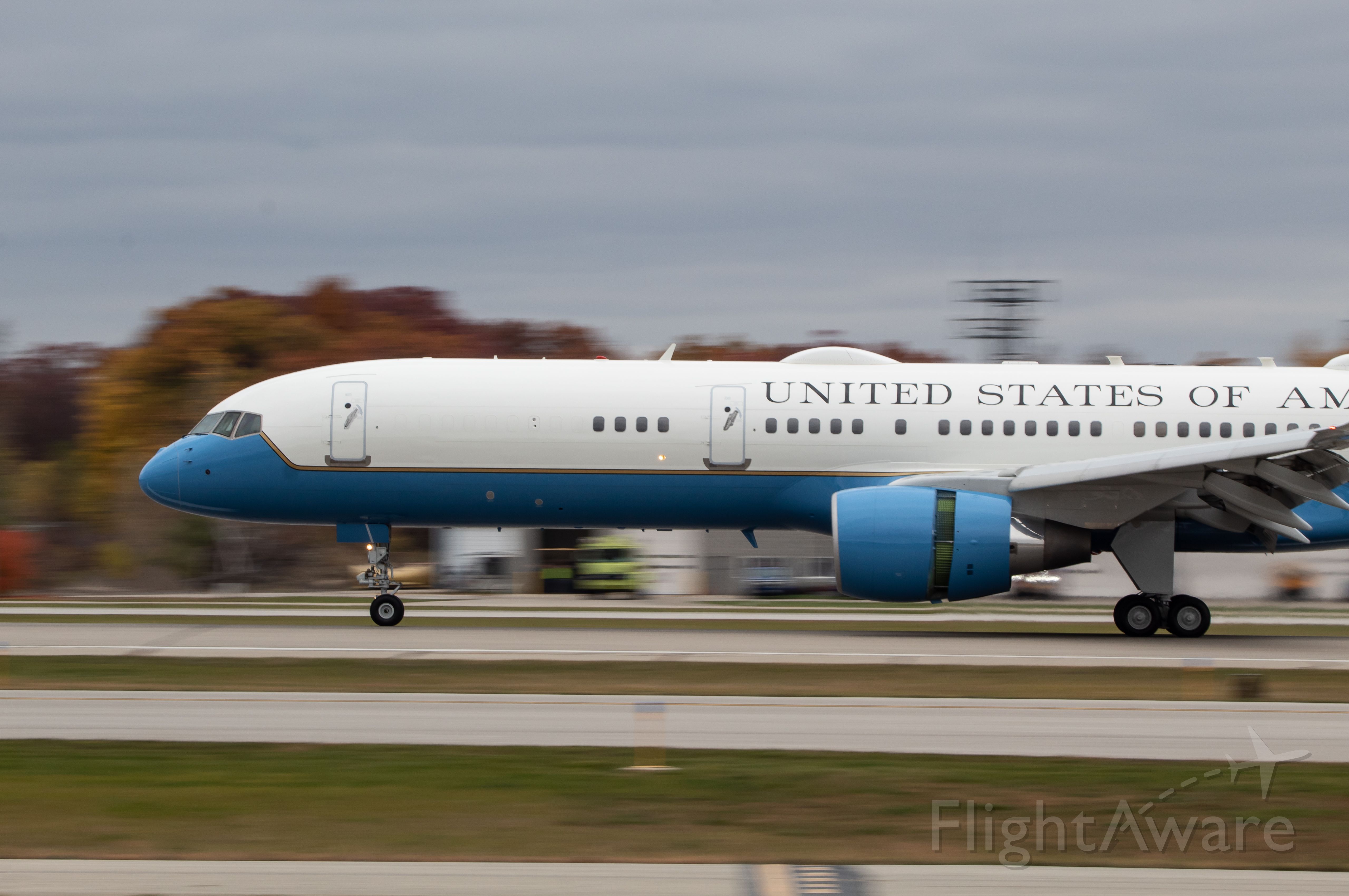 09-0015 — - Air Force 1 slowing down on 27L at PTK.