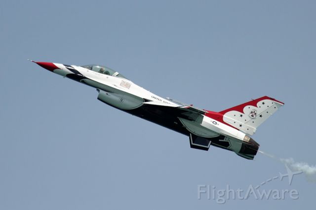 Lockheed F-16 Fighting Falcon — - Check out our video of the full Thunderbirds performance with 100% authentic and non-leveled sound! a rel=nofollow href=http://youtu.be/IbQkvsoPr_Ihttp://youtu.be/IbQkvsoPr_I/abr /br /The US Air Force Thunderbirds showing off a few maneuvers before the Fort Lauderdale Air Show! 05/06/16