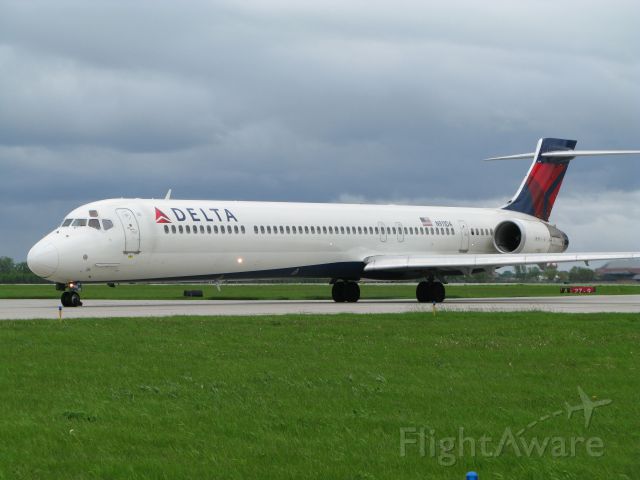 McDonnell Douglas MD-90 (N911DA)