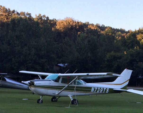 Cessna Skyhawk (N739TS) - Gastons