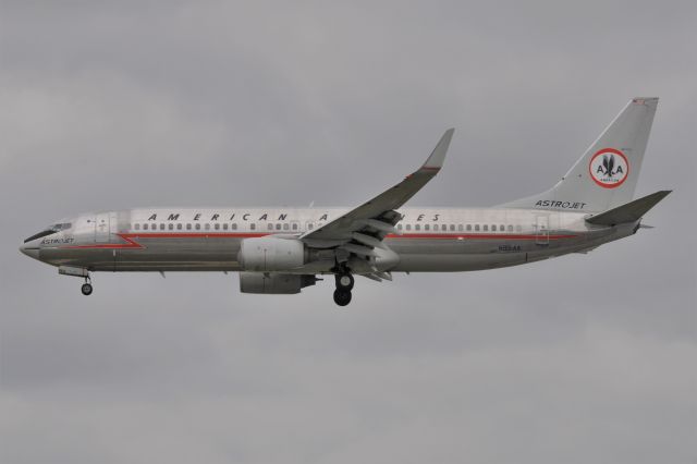 Boeing 737-800 (N951AA)