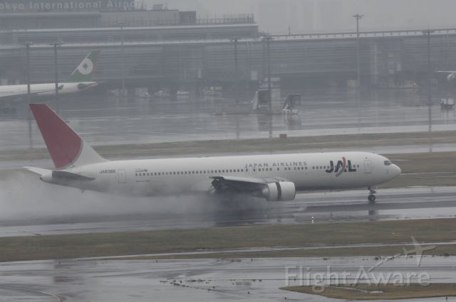 BOEING 767-300 (JA8365) - Landing at Haneda Intl Airport Rwy34L on 2012/03/02