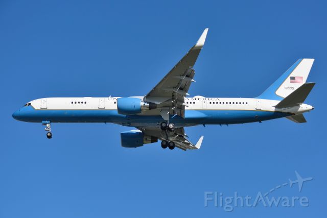 Boeing 757-200 (80001) - VP Pence arriving IND 08-28-19
