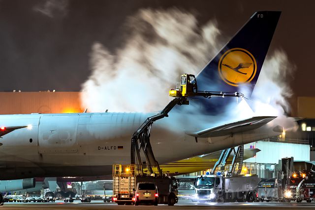 BOEING 777-200LR (D-ALFD) - deicing at the Cargo Deck