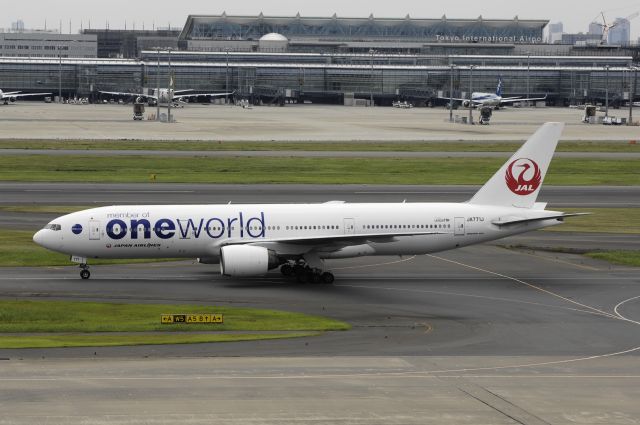 Boeing 777-200 (JA771J) - Taxing at Haneda Intl Airport on 2013/07/20 "One World c/s"