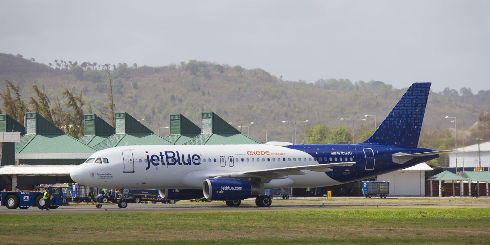 Airbus A320 (N709JB) - Jetblue blessed me with their latest livery today fly-fi