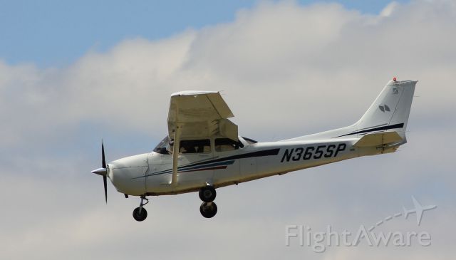 Cessna Skylane (N365SP) - N365SP  landing at Runway 25 at KRFD on May 30th 2012 br /(Rickie Traeger)