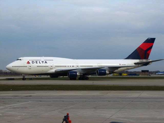 Boeing 747-400 (N663US)