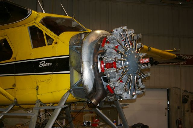 — — - J'étais en visite dans un hangar de maintenance (Avionnerie Vald'or, en hiver 2013 (Val-d'Or, Québec). Sur la photo: moteur réusiné de Beaver.