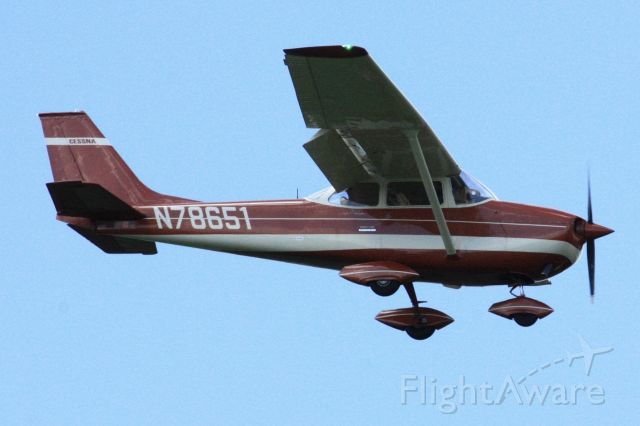 Cessna Skyhawk (N78651) - On short final 