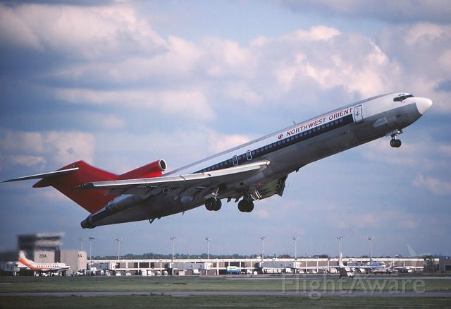 BOEING 727-200 (N283US) - Northwest  Orient  727 departing  28
