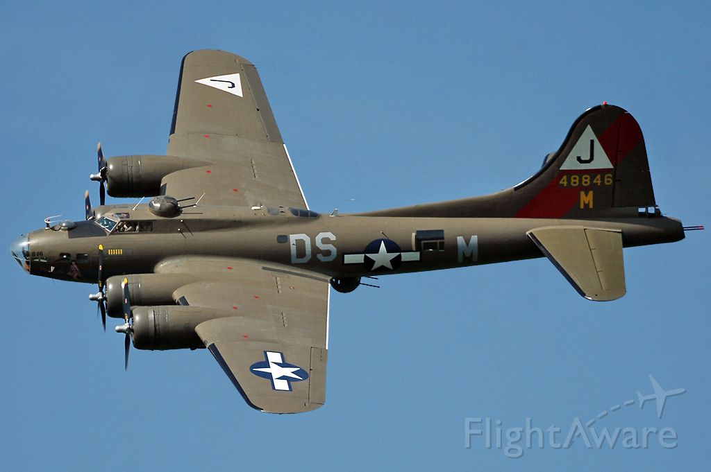 Boeing B-17 Flying Fortress (F-AZDX)