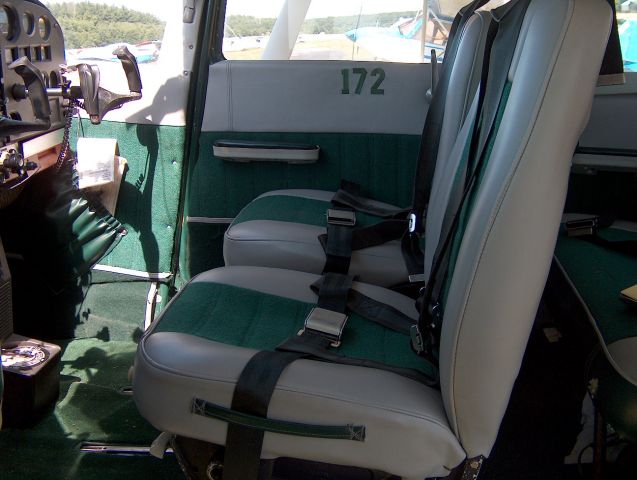 Cessna Skyhawk (N35675) - New interior