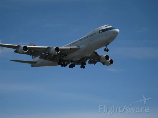 Boeing 747-400 (B-LIE) - Cathay Pacific cargo 747 landing at Heathrow