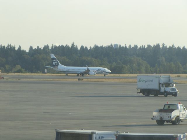 Boeing 737-700 (N553AS) - Alaska Air N553AS taxiing at KSEA